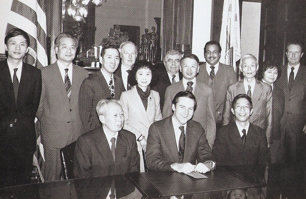 web1、1982年汪潔總經(jīng)理在美國(guó)新澤西州拜訪州長(zhǎng)凱恩先生及加州州務(wù)卿徐敏小姐.jpg