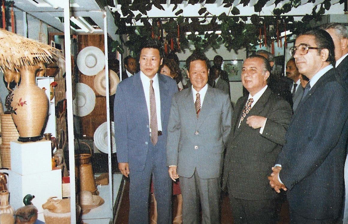 web2、1982年副總經(jīng)理王維祥同志在塞浦路斯國(guó)際博覽會(huì)擔(dān)任中國(guó)館館長(zhǎng)時(shí)向總統(tǒng)斯皮基普里亞努介紹我司商品.jpg