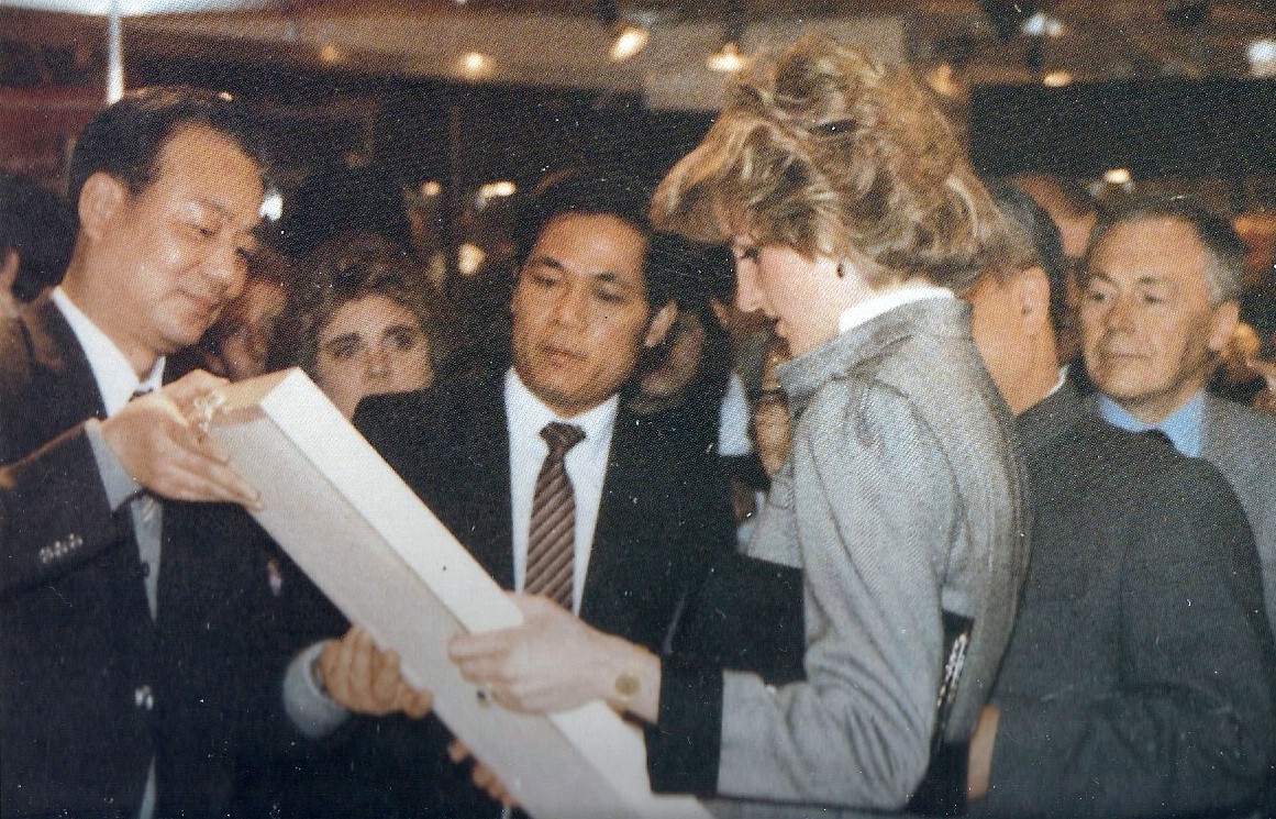 web3、1985年汪潔總經(jīng)理在英國(guó)倫敦《理想家庭博覽會(huì)》上向戴安娜王妃贈(zèng)送《戴安娜王妃》刺繡像。王妃連連稱贊“非常像”.jpg
