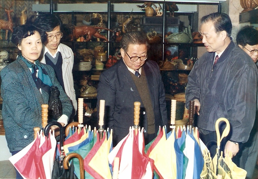 web8、1991年輕工部副部長(zhǎng)于珍同志來(lái)我司祝賀，在省二輕工業(yè)總公司總經(jīng)理葉榮寶陪同下參觀我司樣品陳列室，鼓勵(lì)我們繼續(xù)發(fā)揚(yáng)工貿(mào)結(jié)合的優(yōu)勢(shì).jpg